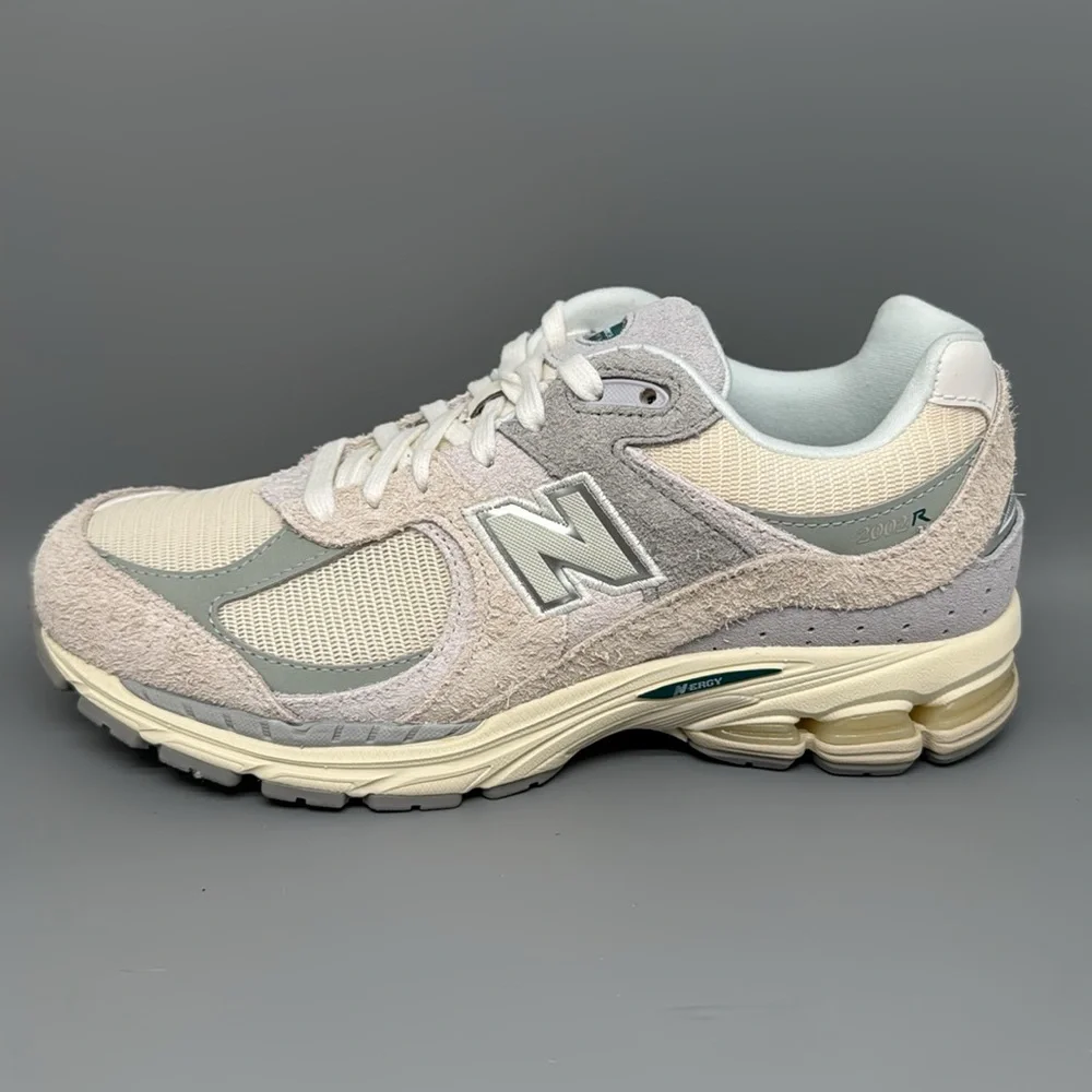 New Balance 2002R M2002REK Beige Grey Running Shoes Men's Sz 6.5 Women‎ Sz 8D